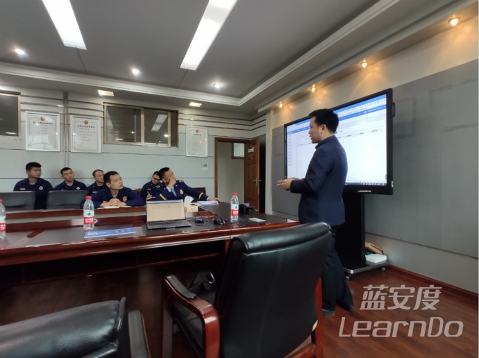 凌讯公司总经理为衡阳市消防培训“消防装备云”产品使用